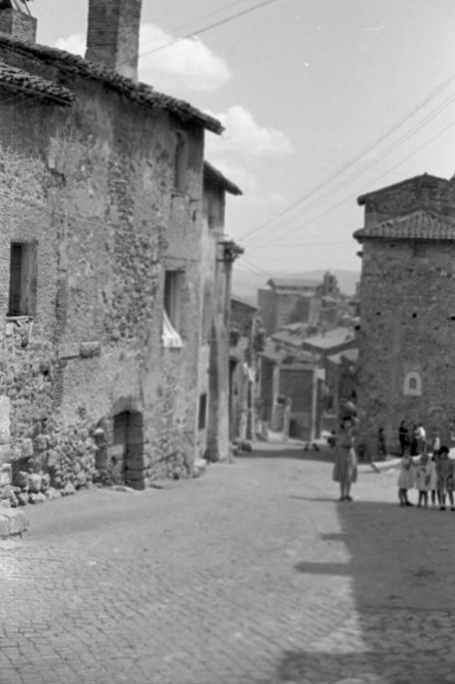 Persone al bivio tra via Annibal Caro e via Venti Settembre