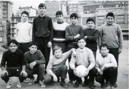 Bambini al campo da calcio
