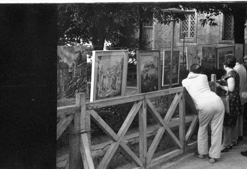 Persone mentre osservano dei quadri al Giardino comunale