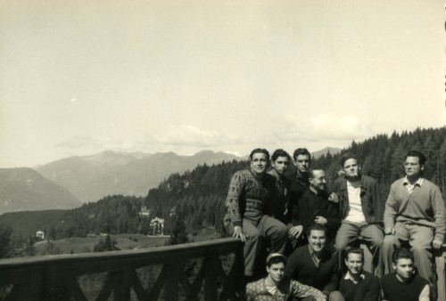Gruppo di ragazzi in gita in montagna con don Giuseppe Damiani detto Cammilletto