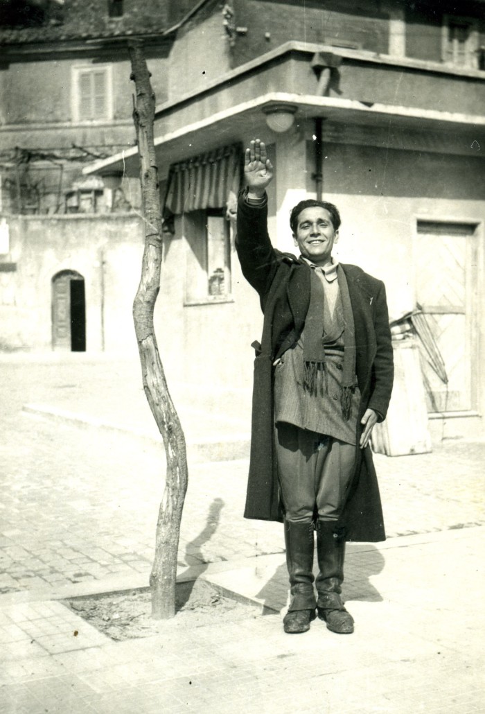 Un ragazzo mentre fa il saluto fascista