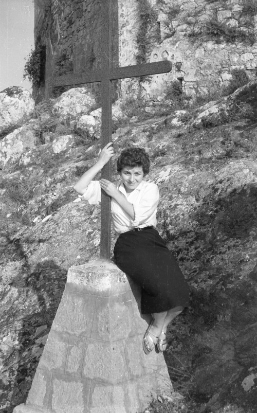 Donna poggiata a un crocifisso alla Rocca dei Frangipane