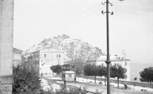 Piazza Vittorio Veneto con la Rocca dei Frangipane innevate