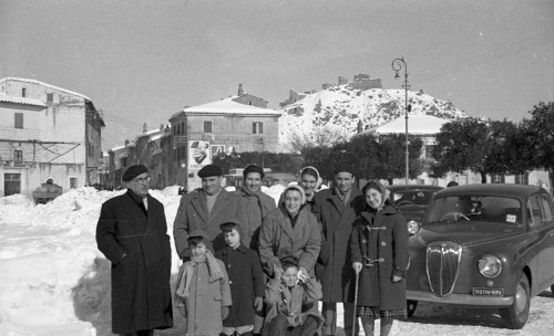 Ritratto di famiglia in piazza Vittorio Veneto con la neve