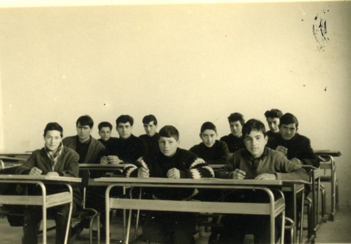 Bambini seduti nei banchi di scuola