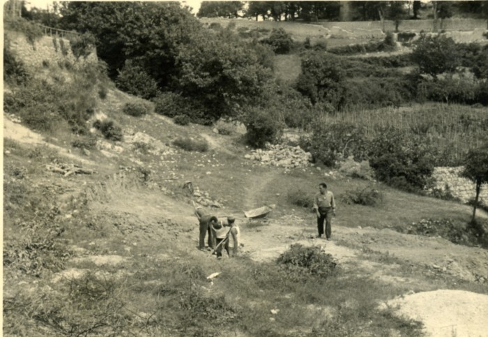 Uomini a lavoro nella costruzione della strada Tolfa-S.Severa
