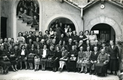 Gruppo di donne in posa per le strade del paese