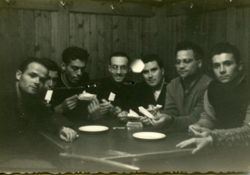 Ragazzi mentre mangiano il gelato