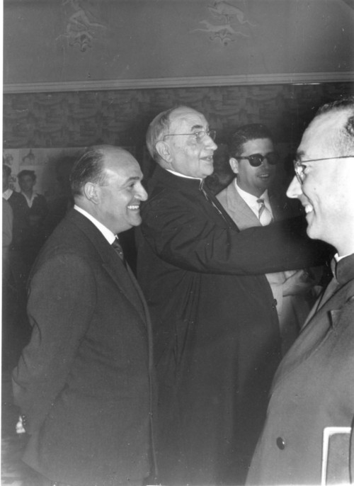 Uomini e sacerdoti sorridenti
