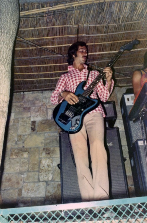 Musicista suona la chitarra elettrica