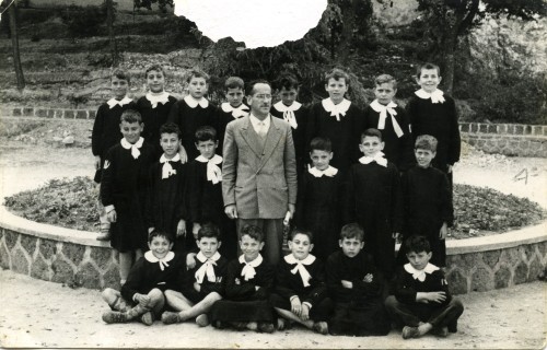 Il maestro De Felici con la classe quarta della scuola elementare. Iscrizione a penna sul fronte “4°”