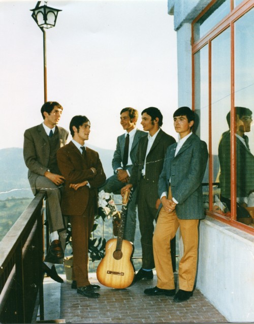 Franco e i redivivi su un balcone, uno di loro ha una chitarra