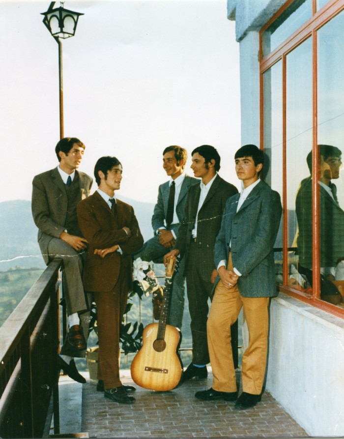 Franco e i redivivi su un balcone, uno di loro ha una chitarra