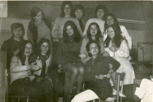 Ragazze sedute su dei tavoli