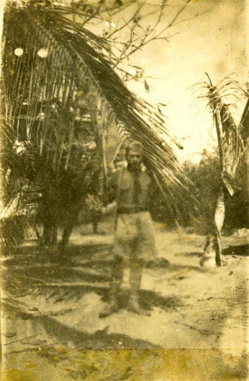 Archimede Ceccarelli in posa davanti a delle palme