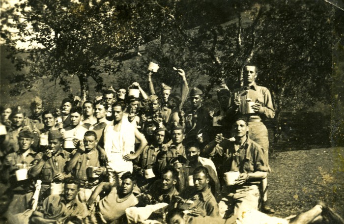 Militari in posa