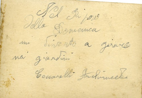 Retro con iscrizione “Nel riposo/ della domenica/ mi diverto a girare/ nei giardini/ Ceccarelli Archimede”