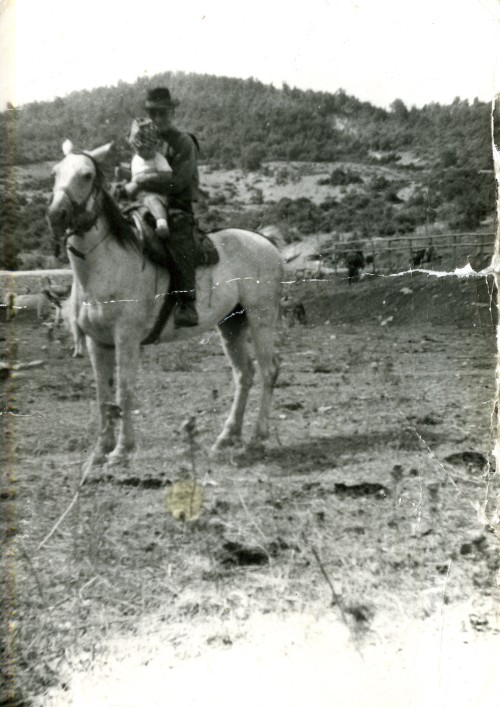 Uomo con un bambino a cavallo