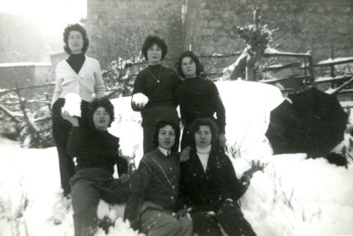 Sei donne con la neve, quattro tengono delle palle di neve in mano
