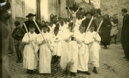 Bambini durante la processione, di cui quattro portano delle candele e uno porta la croce