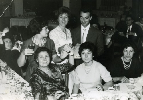 Cinque donne e un uomo durante un pranzo al ristorante