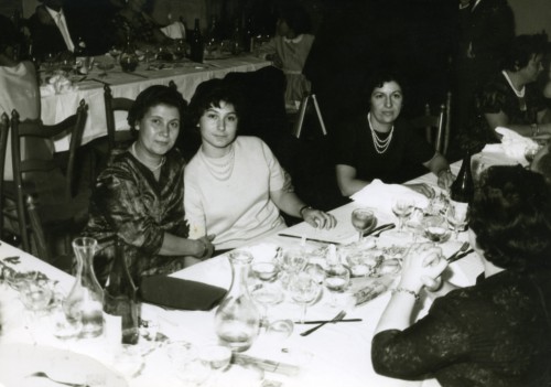 Tre donne a tavola in un ristorante