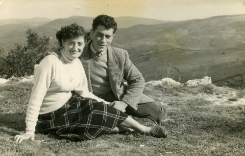 Un uomo e una donna seduti a terra