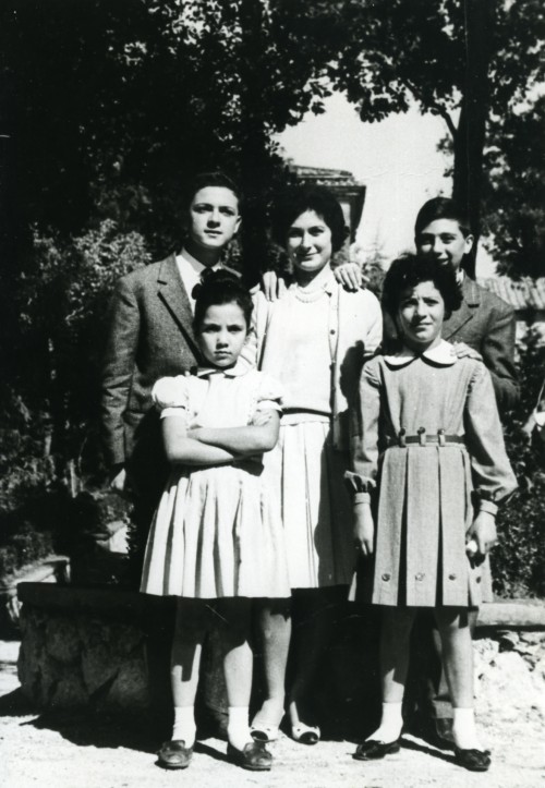 Tre ragazze e due ragazzi al Giardino comunale di Tolfa