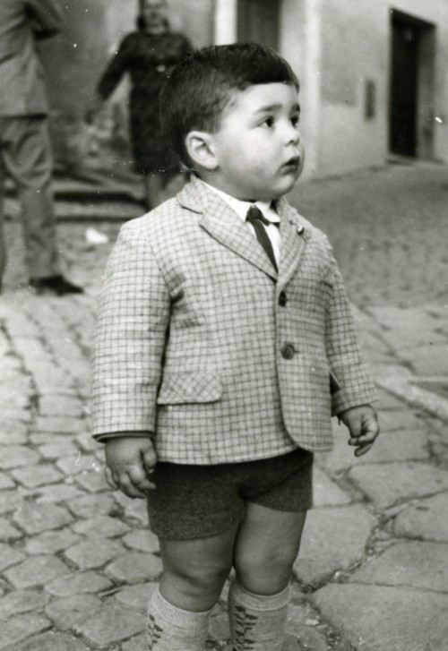 Bambino per le vie del paese