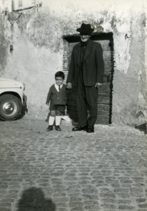 Un uomo con un bambino in strada