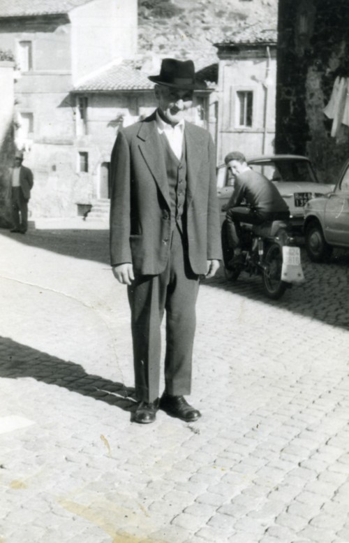 Uomo per le vie del paese