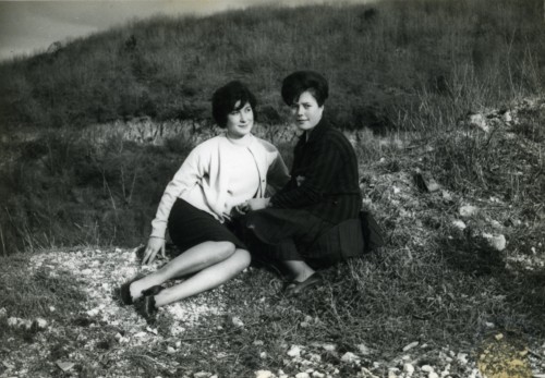 Due donne sedute su un prato