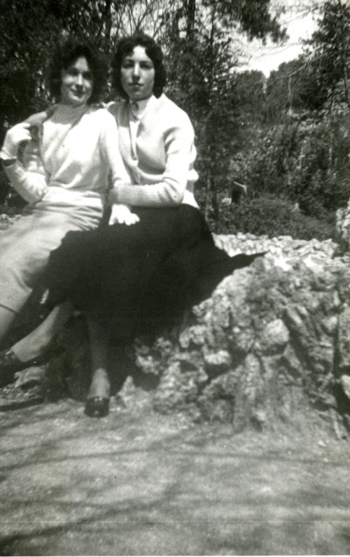 Due donne sedute su un muretto