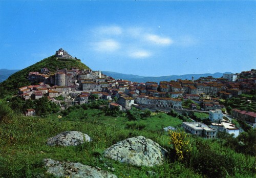 La Rocca dei Frangipane fotografata dal rione Poggiarello