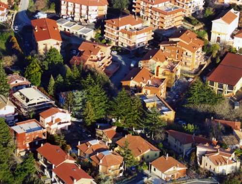 Ripresa aerea del Teatro Claudio di Tolfa e del convento dei Cappuccini