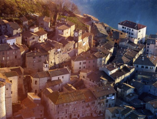 Ripresa aerea del centro storico di Tolfa, visibili la chiesa di Sant'Egidio e la torre dell'orologio