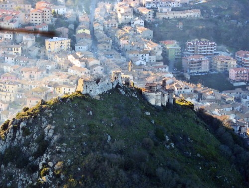 Ripresa aerea di Tolfa con la Rocca dei Frangipane in primo piano