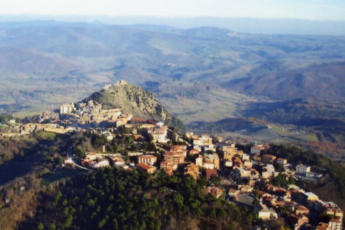 Foto aerea di Tolfa con le sue colline