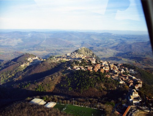 Ripresa aerea di Tolfa, in primo piano il campo sportivo Felice Scoponi