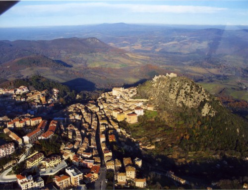 Foto aerea di Tolfa con paesaggio collinare sullo sfondo